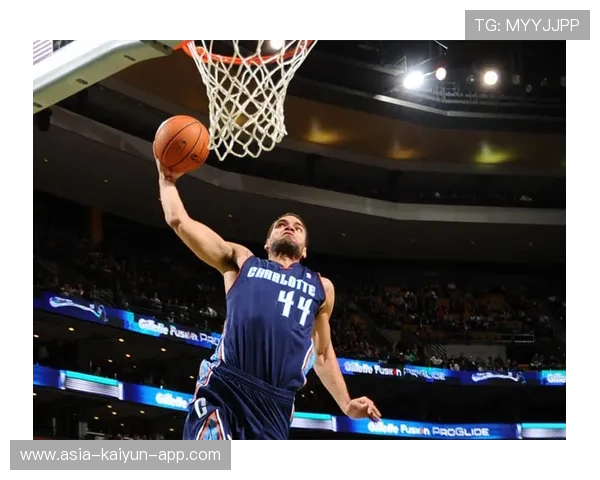 詹姆斯底线突破反身扣篮得分，尼克斯防线瞬间瓦解